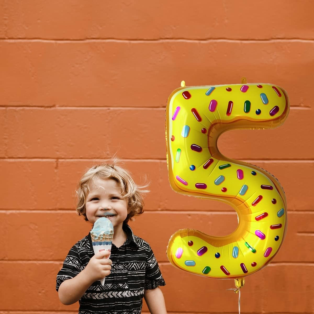 Balon din Folie Metalizata, Figurina Cifra, Imprimeu Gogosi, Tema Aniversare 100 cm, Ambalaj Individual, Pai inclus, Umflare cu Aer sau Heliu, Multicolor, Cifra 5