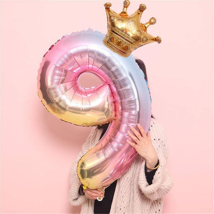 Balon din Folie Metalizata, Figurina Cifra Gradient, Tema Aniversare 80 cm, Ambalaj Individual, Pai inclus, Umflare cu Aer sau Heliu, Coronita, Cifra 9