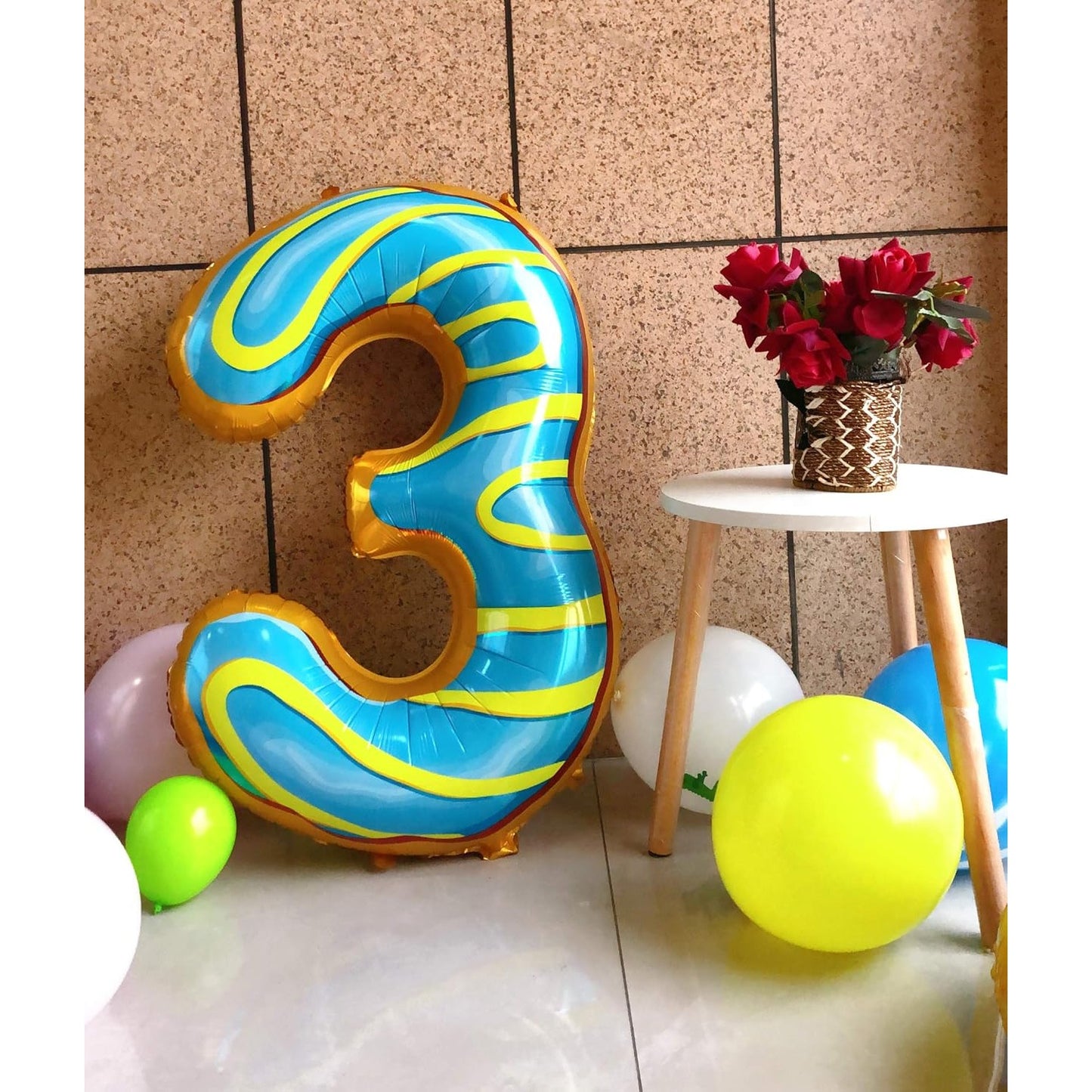 Balon din Folie Metalizata, Figurina Cifra, Imprimeu Gogosi, Tema Aniversare 100 cm, Ambalaj Individual, Pai inclus, Umflare cu Aer sau Heliu, Multicolor, Cifra 3