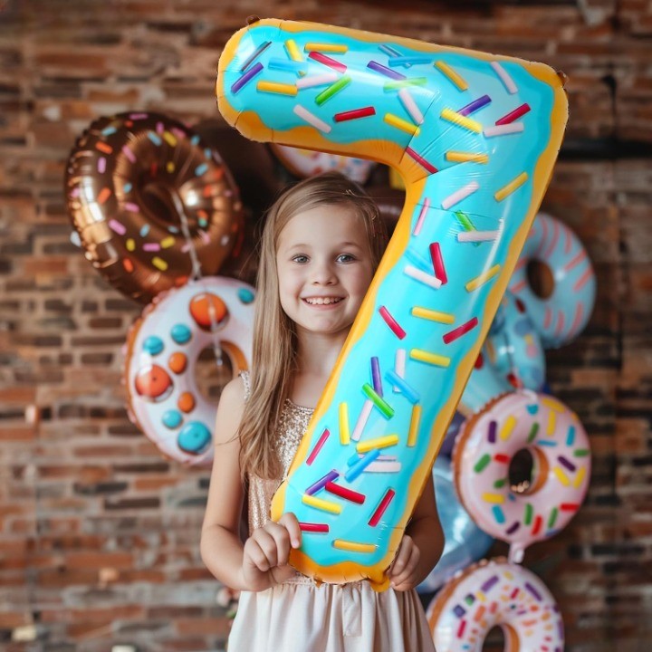 Balon din Folie Metalizata, Figurina Cifra, Imprimeu Gogosi, Tema Aniversare 100 cm, Ambalaj Individual, Pai inclus, Umflare cu Aer sau Heliu, Multicolor, Cifra 7