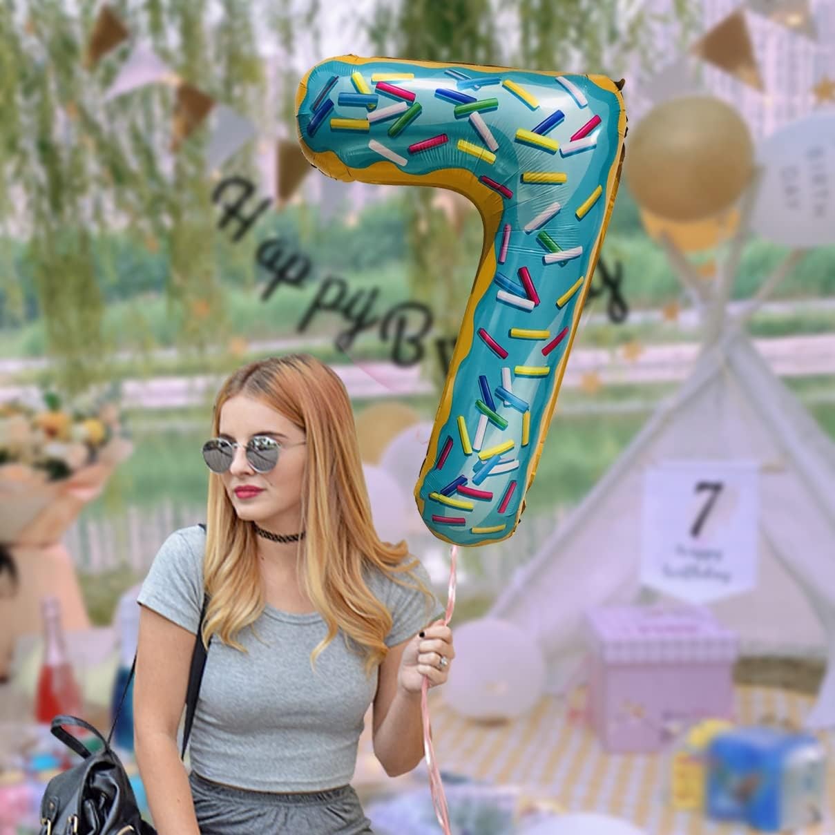 Balon din Folie Metalizata, Figurina Cifra, Imprimeu Gogosi, Tema Aniversare 100 cm, Ambalaj Individual, Pai inclus, Umflare cu Aer sau Heliu, Multicolor, Cifra 7