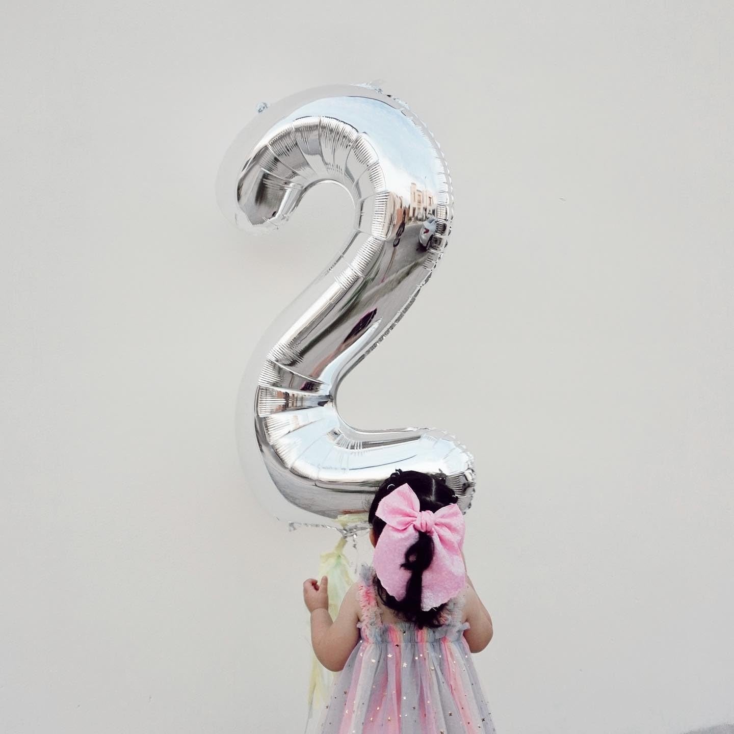 Balon din Folie Metalizata, Figurina Cifra, Tema Aniversare 100 cm, Ambalaj Individual, Pai inclus, Umflare cu Aer sau Heliu, Argintiu, Cifra 2