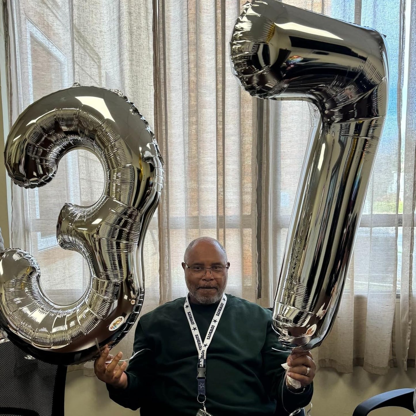 Balon din Folie Metalizata, Figurina Cifra, Tema Aniversare 80 cm, Ambalaj Individual, Pai inclus, Umflare cu Aer sau Heliu, Argintiu, Cifra 7