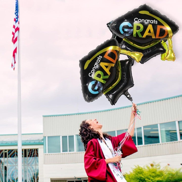 Balon din Folie Metalizata, Figurina, Model Toca Congrats Grad, Tematica Absolvire, 66x66 cm, Ambalaj Individual, Pai Inclus, Umflare cu Aer sau Heliu, Negru