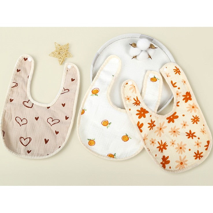 Baveta in Forma de U, din Bumbac, pentru Copii 0-12 Luni, Rezistenta la Apa, cu Capse, Model cu Inimoare, 21x30 cm, Bej