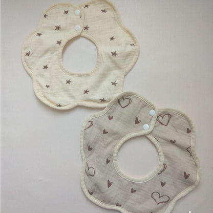 Baveta Tip Floare, din Bumbac, pentru Copii 0-12 Luni, Rezistenta la apa, cu Capse, Model cu Inimioare, 26 x 29 cm, Crem