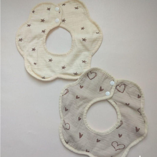 Baveta Tip Floare, din Bumbac, pentru Copii 0-12 Luni, Rezistenta la apa, cu Capse, Model cu Inimioare, 26 x 29 cm, Crem