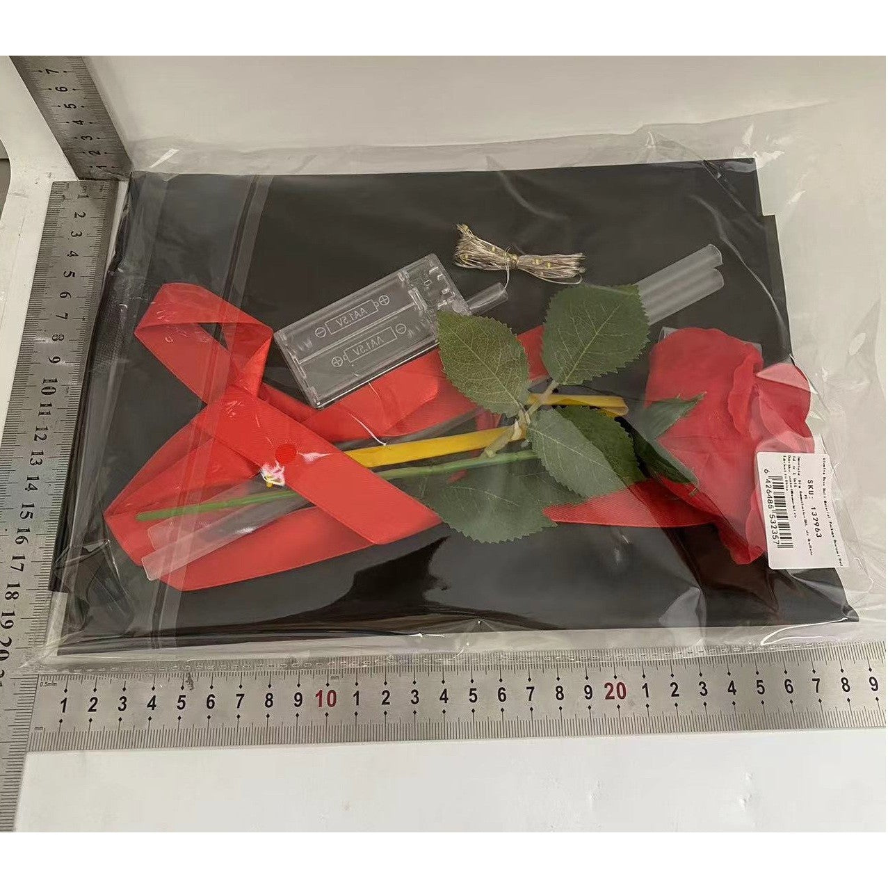 Buchet Decorativ, Trandafir in Balon cu Lumini Led, Diametru 35 cm, 2 x Baterii AA (neincluse), Rosu/Negru