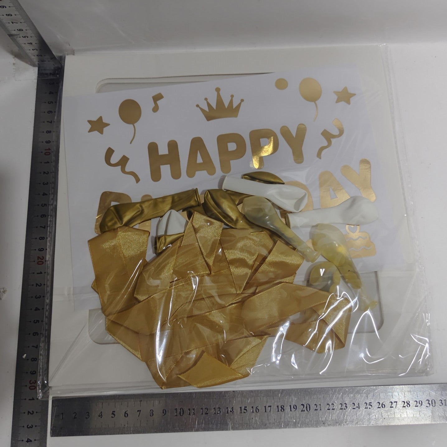 Cutie pentru Baloane, Tematica Aniversare, Model Scris Happy Birthday, Baloane Aurii, Albe si Panglica Incluse, Contur Alb, Transparenta, 30x30 cm
