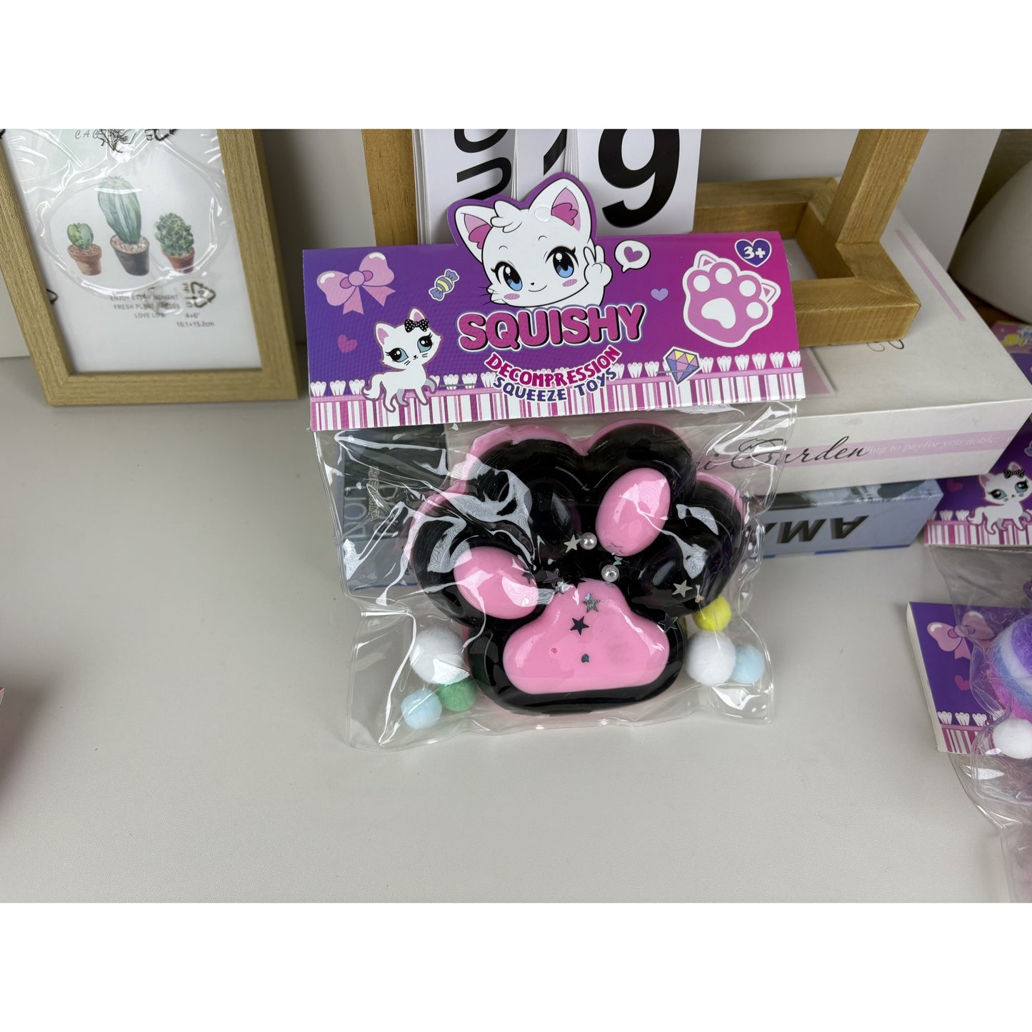 Jucarie Antistres Squishy, cu Revenire Lenta, Model Labuta de Pisica, cu Stelute, 12 cm, 220g, Pinch Family, Ambalaj Transparent, Roz Negru