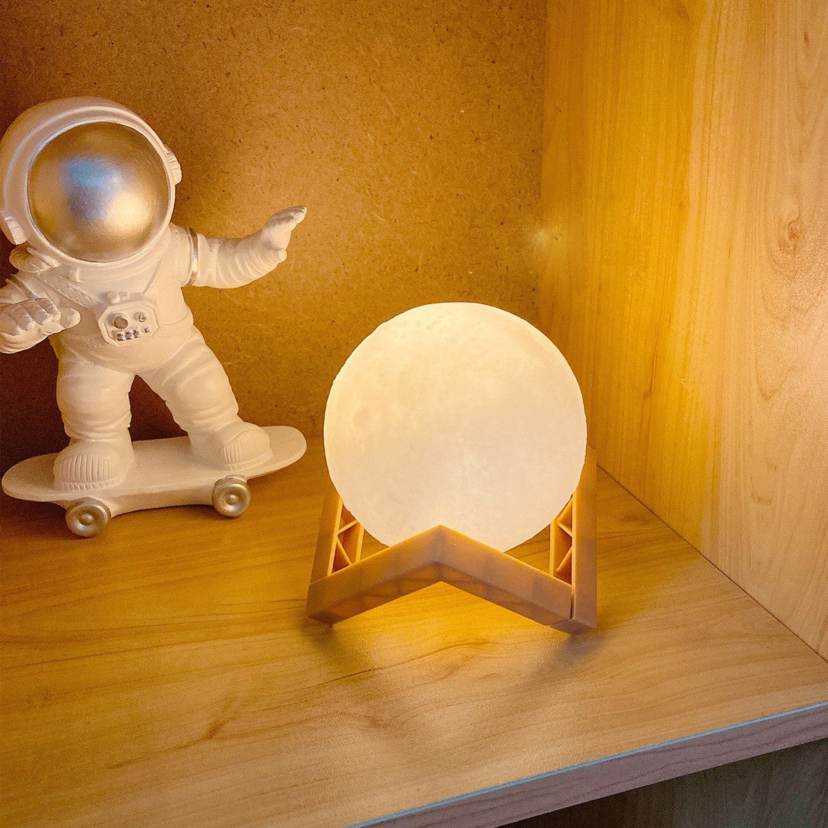 Lampa de veghe in forma de luna 3D Moon Light, alb cald alimentare baterii, fara acumulator, stand din plastic inclus, 8 cm