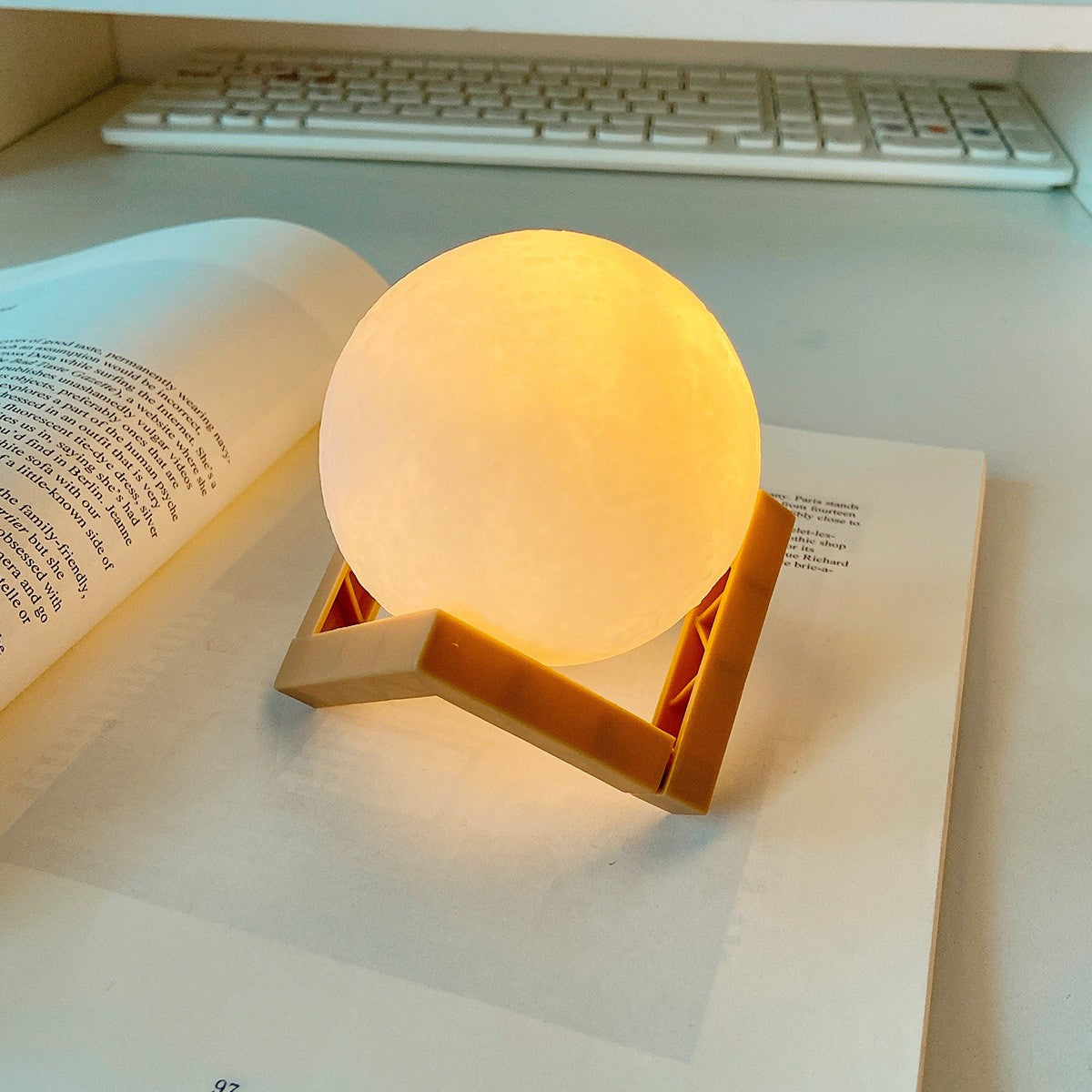 Lampa de veghe in forma de luna 3D Moon Light, alb cald alimentare baterii, fara acumulator, stand din plastic inclus, 8 cm