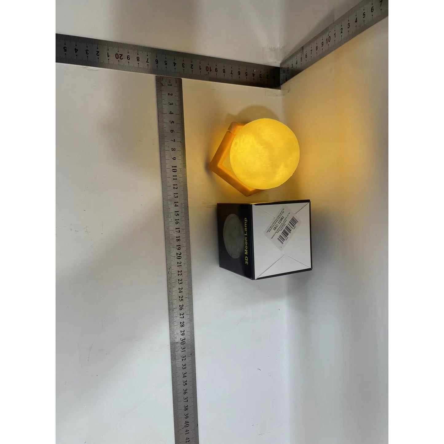 Lampa de veghe in forma de luna 3D Moon Light Alb Cald, alimentare baterii, stand plastic inclus, 8 cm
