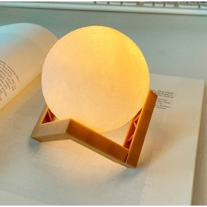 Lampa de veghe in forma de luna 3D Moon Light Alb Cald, alimentare baterii, stand plastic inclus, 8 cm