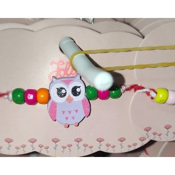 Martisor Bratara Multicolora pentru Copii Random, Snur Alb Rosu, Pandantive din Lemn, Colorate, Modele pentru Copii cu Specific Martisor