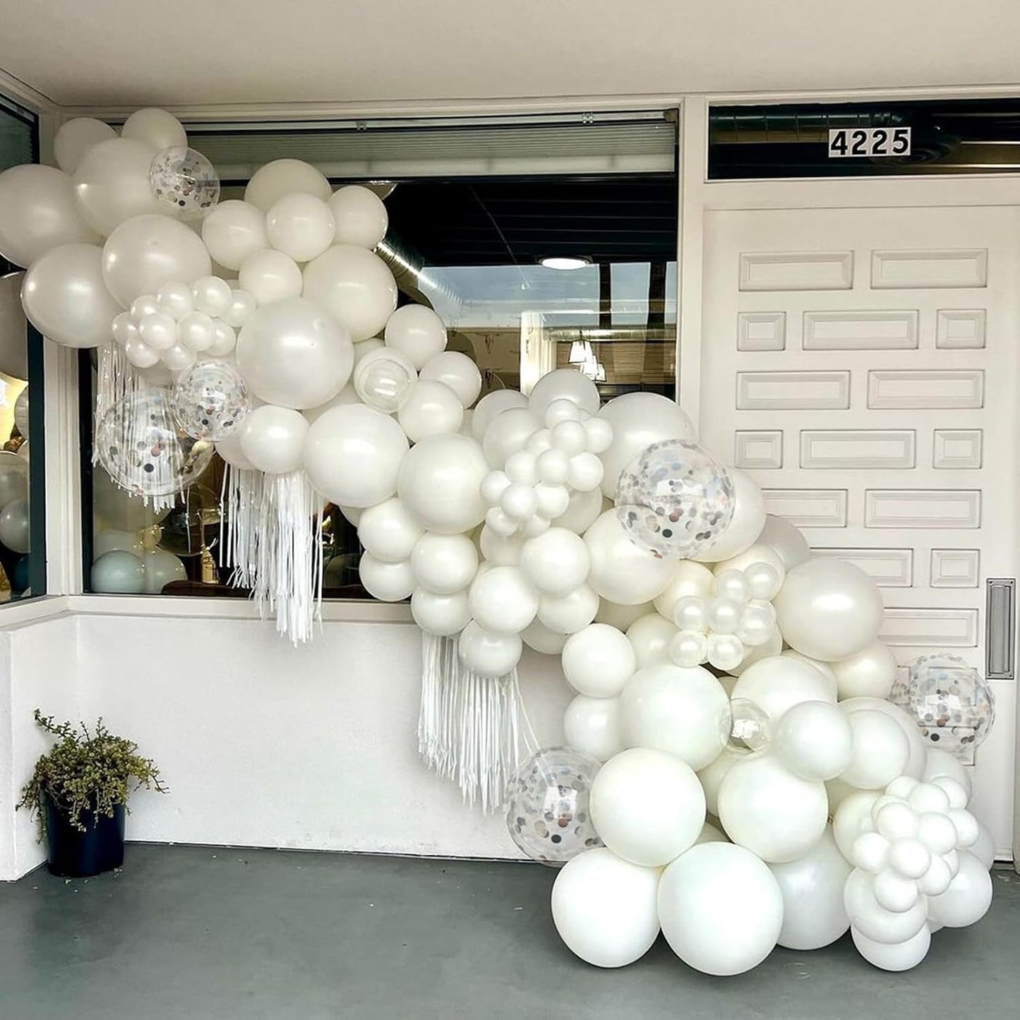 Set 10 Baloane din Latex, Model Party, 30 cm, 5x Alb, 5x Transparent Confetti, 2.8 g