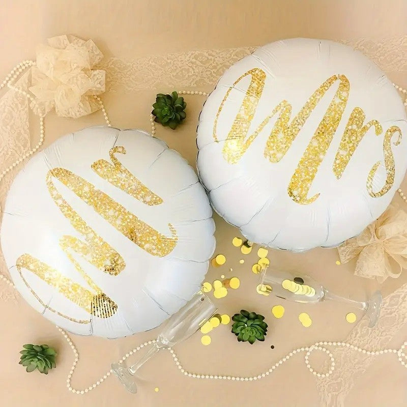 Set 12 Baloane din Folie Metalizata si din Latex, Model Mr Mrs, Tema Nunta, Baloane Party cu Confetti, 45 cm, 30 cm, Pai inclus, Umflare cu Aer sau Heliu, Alb/Auriu