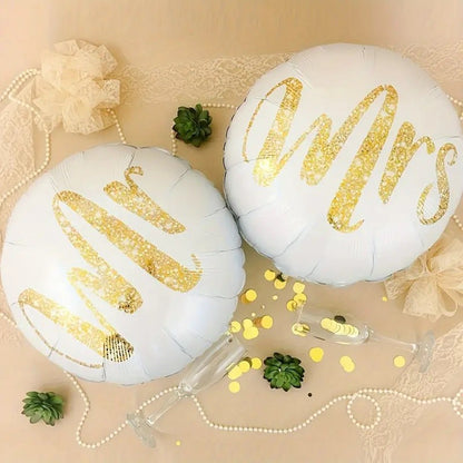Set 12 Baloane din Folie Metalizata si din Latex, Model Mr Mrs, Tema Nunta, Baloane Party cu Confetti, 45 cm, 30 cm, Pai inclus, Umflare cu Aer sau Heliu, Alb/Auriu