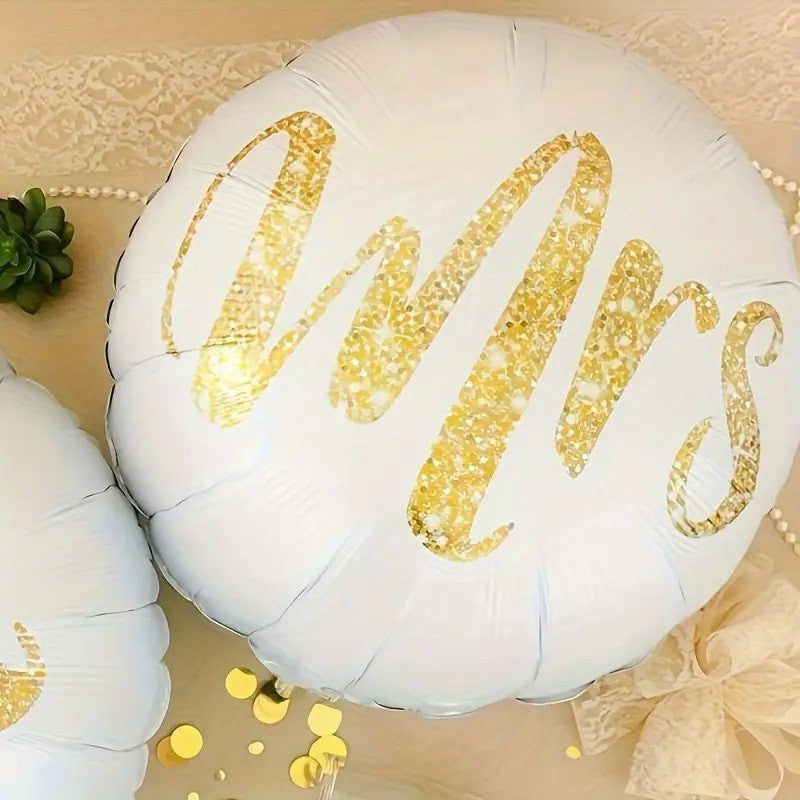 Set 12 Baloane din Folie Metalizata si din Latex, Model Mr Mrs, Tema Nunta, Baloane Party cu Confetti, 45 cm, 30 cm, Pai inclus, Umflare cu Aer sau Heliu, Alb/Auriu