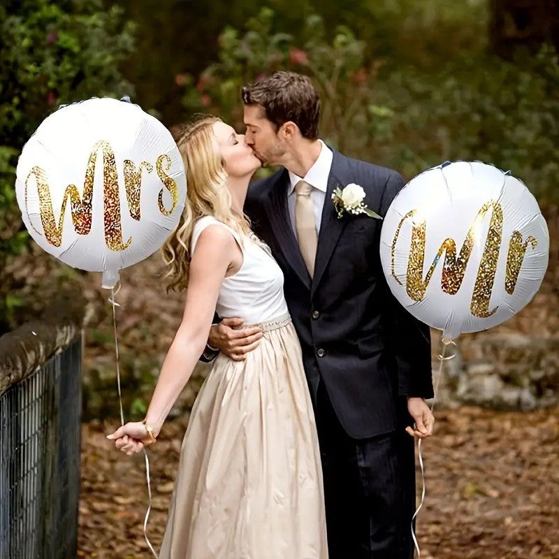 Set 12 Baloane din Folie Metalizata si din Latex, Model Mr Mrs, Tema Nunta, Baloane Party cu Confetti, 45 cm, 30 cm, Pai inclus, Umflare cu Aer sau Heliu, Alb/Auriu