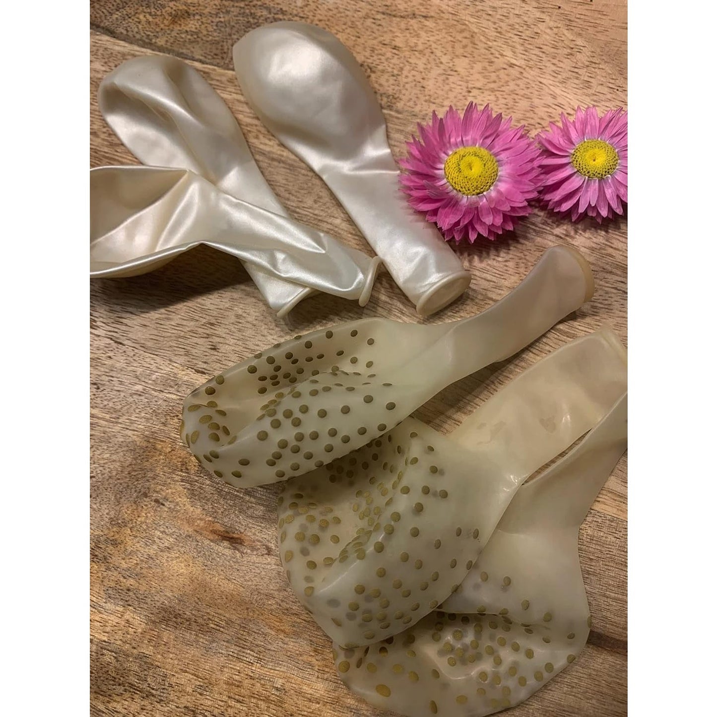 Set 12 Baloane din Folie Metalizata si din Latex, Model Mr Mrs, Tema Nunta, Baloane Party cu Confetti, 45 cm, 30 cm, Pai inclus, Umflare cu Aer sau Heliu, Alb/Auriu