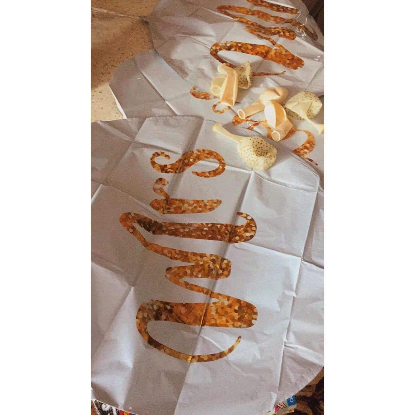 Set 12 Baloane din Folie Metalizata si din Latex, Model Mr Mrs, Tema Nunta, Baloane Party cu Confetti, 45 cm, 30 cm, Pai inclus, Umflare cu Aer sau Heliu, Alb/Auriu