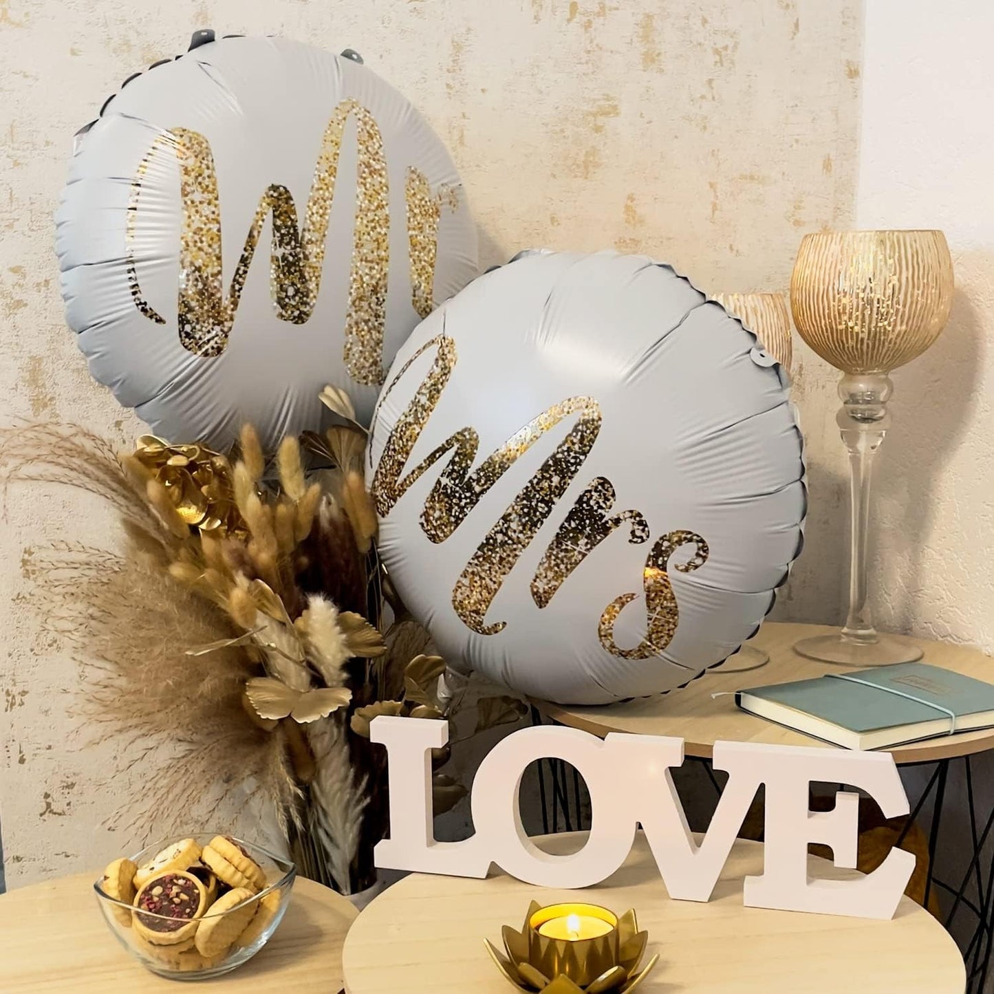 Set 12 Baloane din Folie Metalizata si din Latex, Model Mr Mrs, Tema Nunta, Baloane Party cu Confetti, 45 cm, 30 cm, Pai inclus, Umflare cu Aer sau Heliu, Alb/Auriu