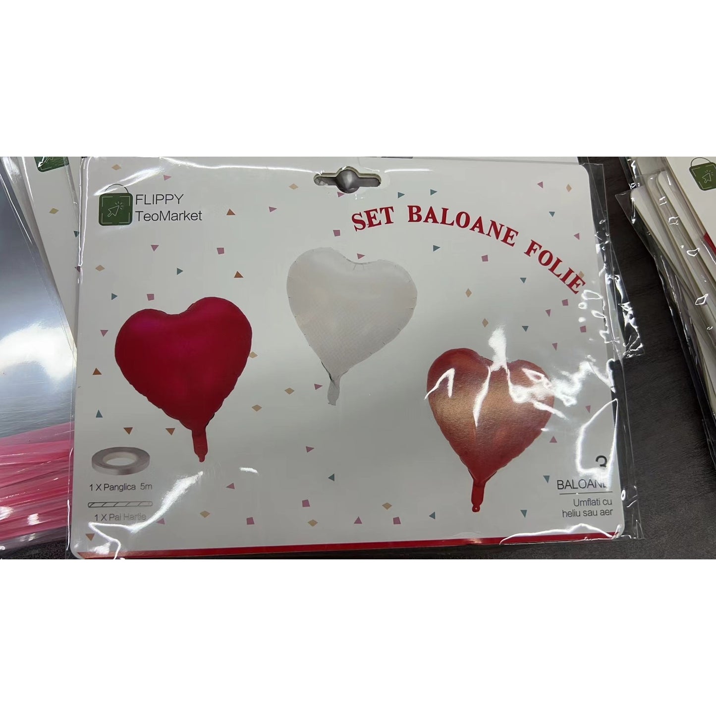 Set 3 Baloane din Folie Metalizata, Model Inimi, Tema Ziua Indragostitilor, 45 cm, 2 Rosii, 1 Alb, Ambalaj Individual, Pai Inclus, Umflare cu Aer sau Heliu, Alb/Rosu