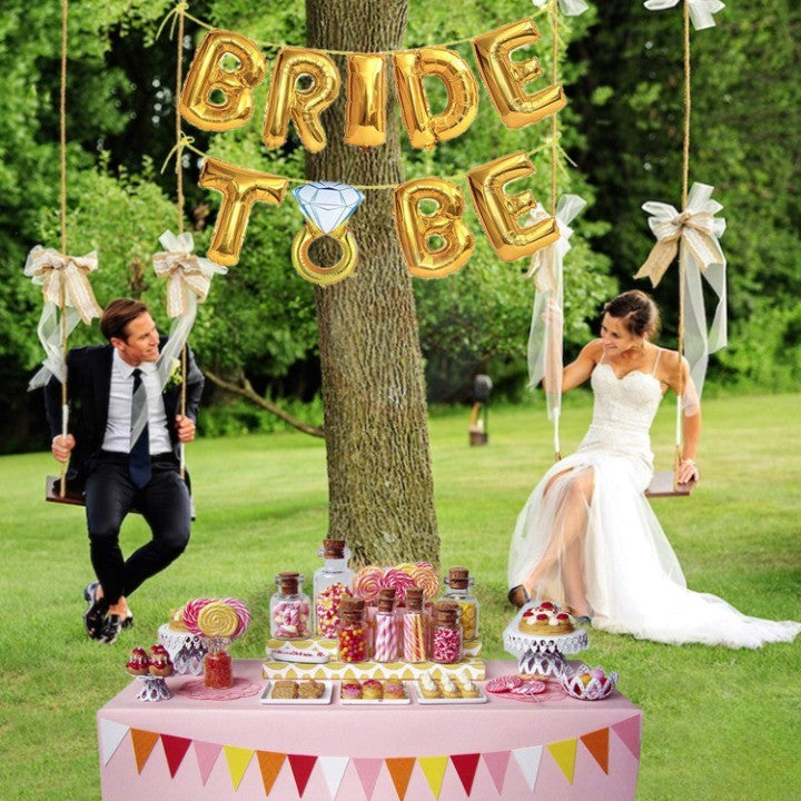 Set Baloane din Folie Metalizata, Model Bride to Be cu Inel de Logodna, Litere de 40 cm, Baloane Party, Ambalaj Individual, Pai Inclus, Umflare cu Aer sau Heliu, Auriu