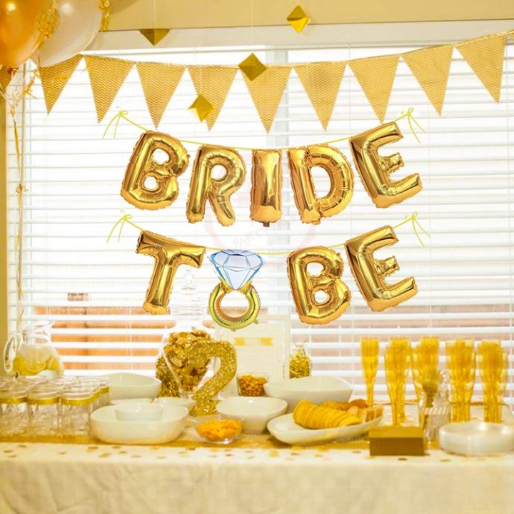 Set Baloane din Folie Metalizata, Model Bride to Be cu Inel de Logodna, Litere de 40 cm, Baloane Party, Ambalaj Individual, Pai Inclus, Umflare cu Aer sau Heliu, Auriu