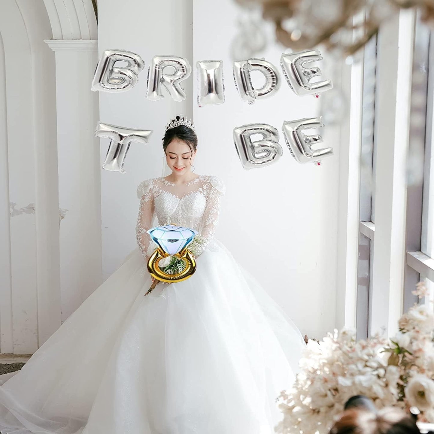 Set Baloane din Folie Metalizata, Model Bride to Be cu Inel de Logodna, Litere de 40 cm, Baloane Party, Ambalaj Individual, Pai Inclus, Umflare cu Aer sau Heliu, Argintiu